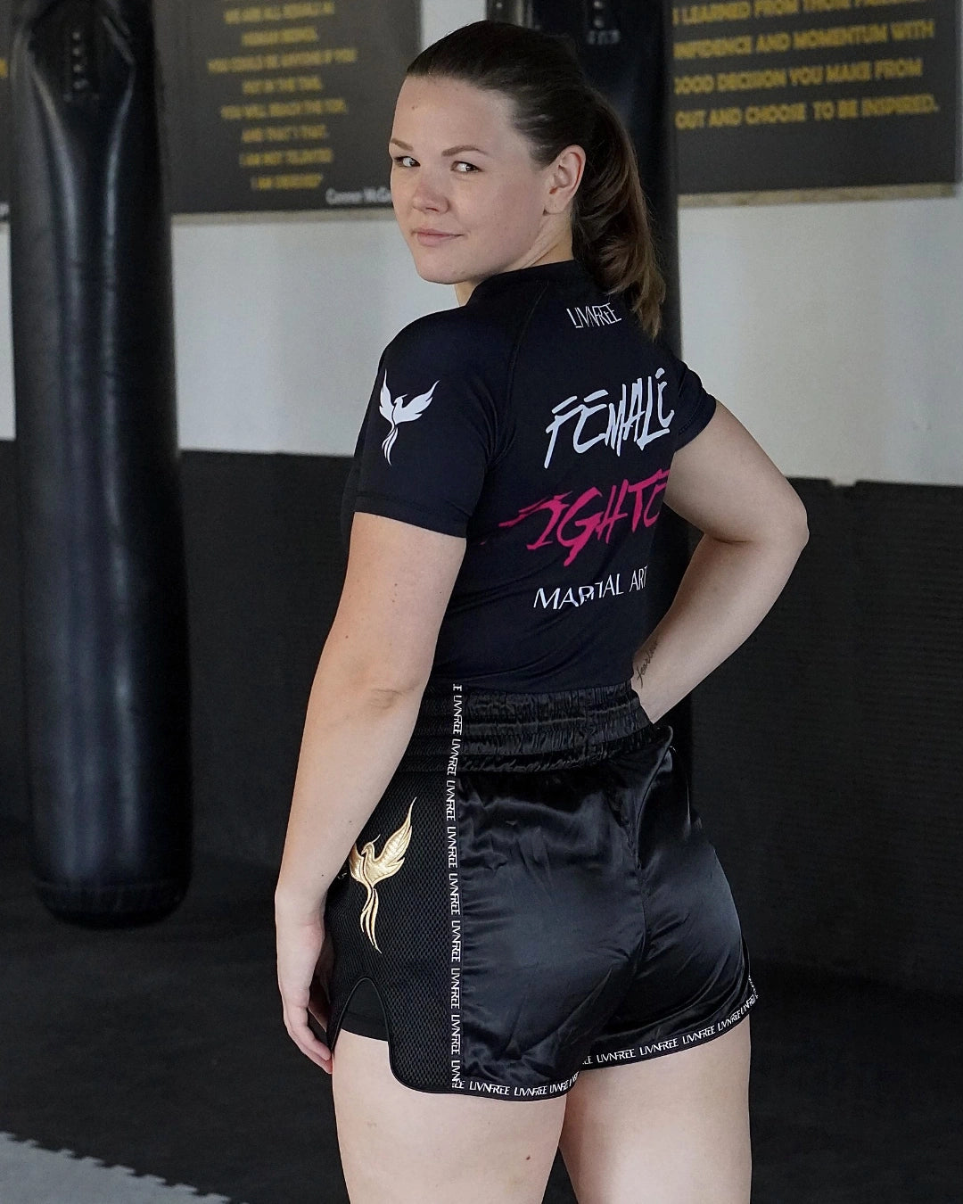 Rückansicht der 2-in-1 Muay Thai Shorts in Schwarz mit goldenem Phönix