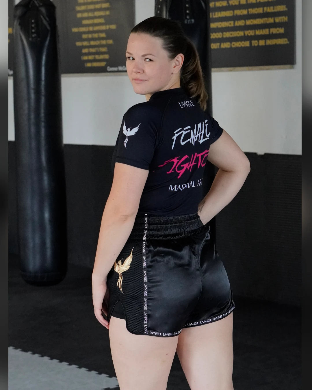 Rückansicht der 2-in-1 Muay Thai Shorts in Schwarz mit goldenem Phönix
