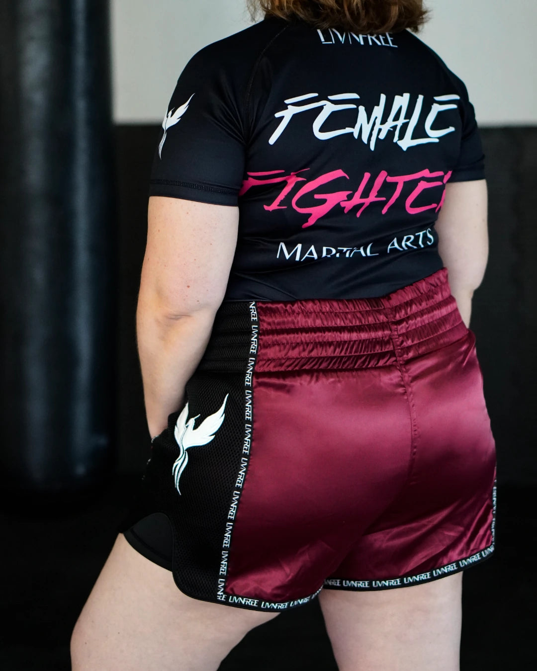 Rückansicht der 2-in-1 Muay Thai Shorts in Burgund mit seitlichem Phönix-Print