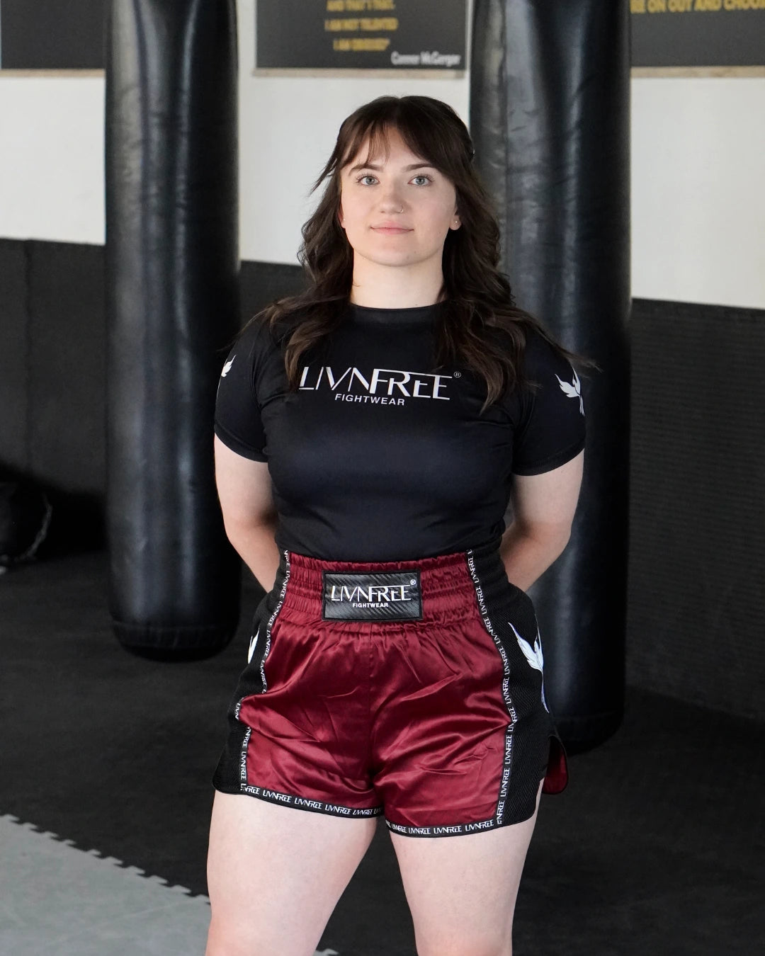 2-in-1 Fightwear Shorts in Burgund, Vorderansicht mit Hand an der Hüfte