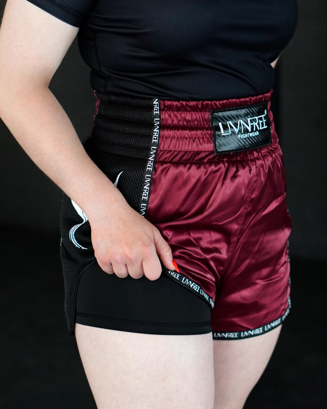 Integrierte Innenshorts der 2-in-1 Muay Thai Shorts in Burgund, Detail des Mesh-Einsatzes